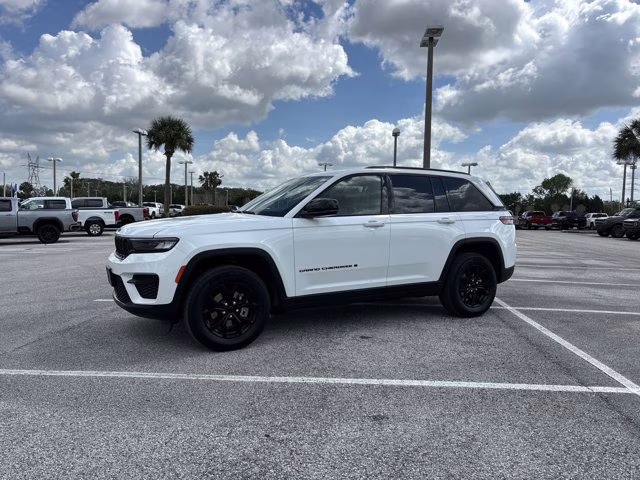 2025 Bright White Clearcoat Jeep Grand Cherokee Altitude 4X4 SUV