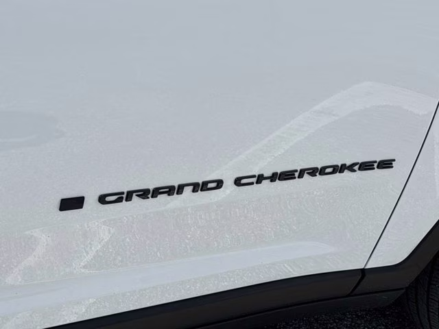 2025 Bright White Clearcoat Jeep Grand Cherokee Altitude 4X4 SUV