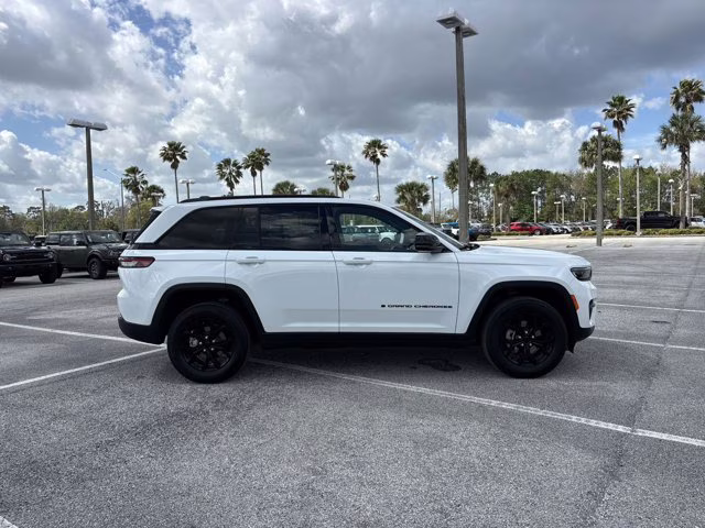 2025 Bright White Clearcoat Jeep Grand Cherokee Altitude 4X4 SUV