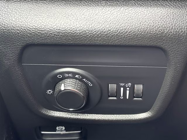 2025 Bright White Clearcoat Jeep Grand Cherokee Altitude 4X4 SUV