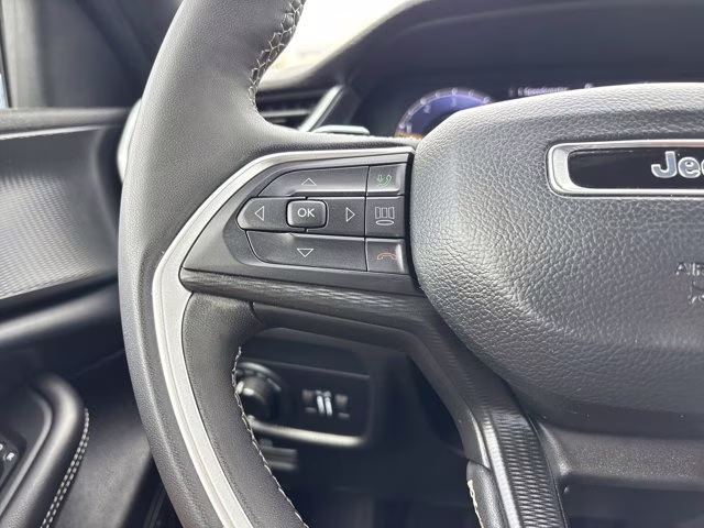 2025 Bright White Clearcoat Jeep Grand Cherokee Altitude 4X4 SUV