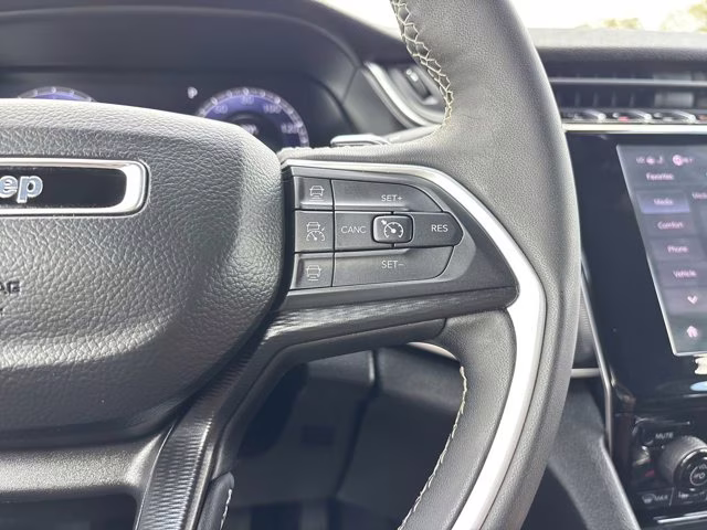 2025 Bright White Clearcoat Jeep Grand Cherokee Altitude 4X4 SUV