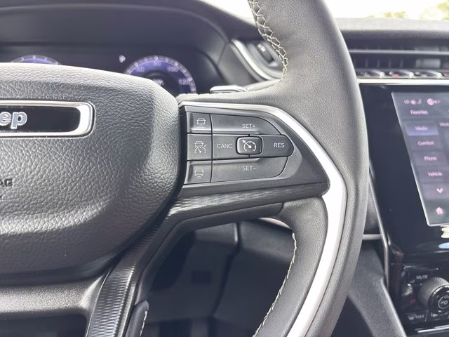 2025 Bright White Clearcoat Jeep Grand Cherokee Altitude 4X4 SUV