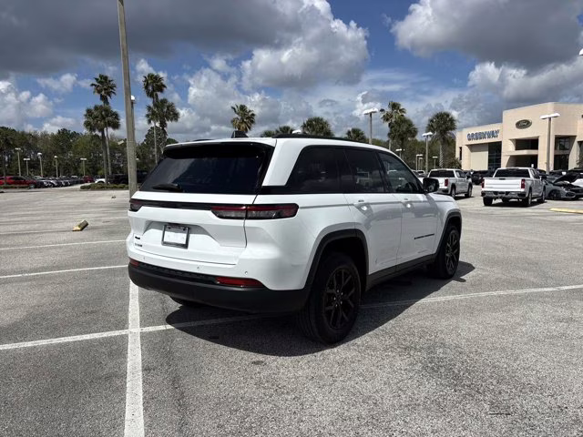 2025 Bright White Clearcoat Jeep Grand Cherokee Altitude 4X4 SUV