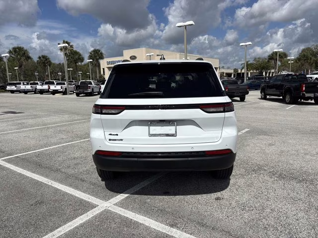 2025 Bright White Clearcoat Jeep Grand Cherokee Altitude 4X4 SUV