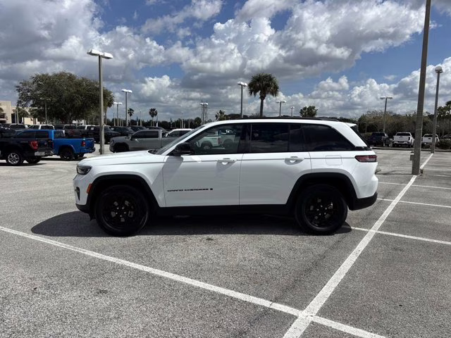 2025 Bright White Clearcoat Jeep Grand Cherokee Altitude 4X4 SUV