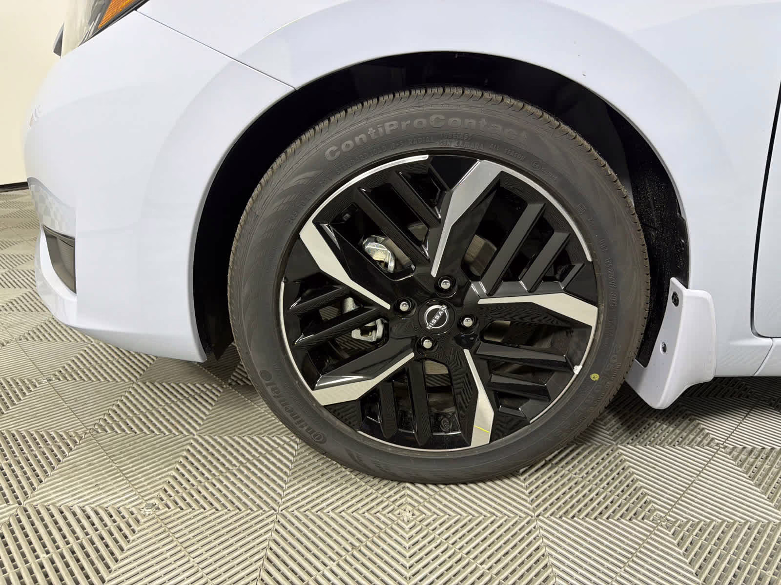 2025 Gray Sky Pearl Nissan Versa SR FWD Sedan