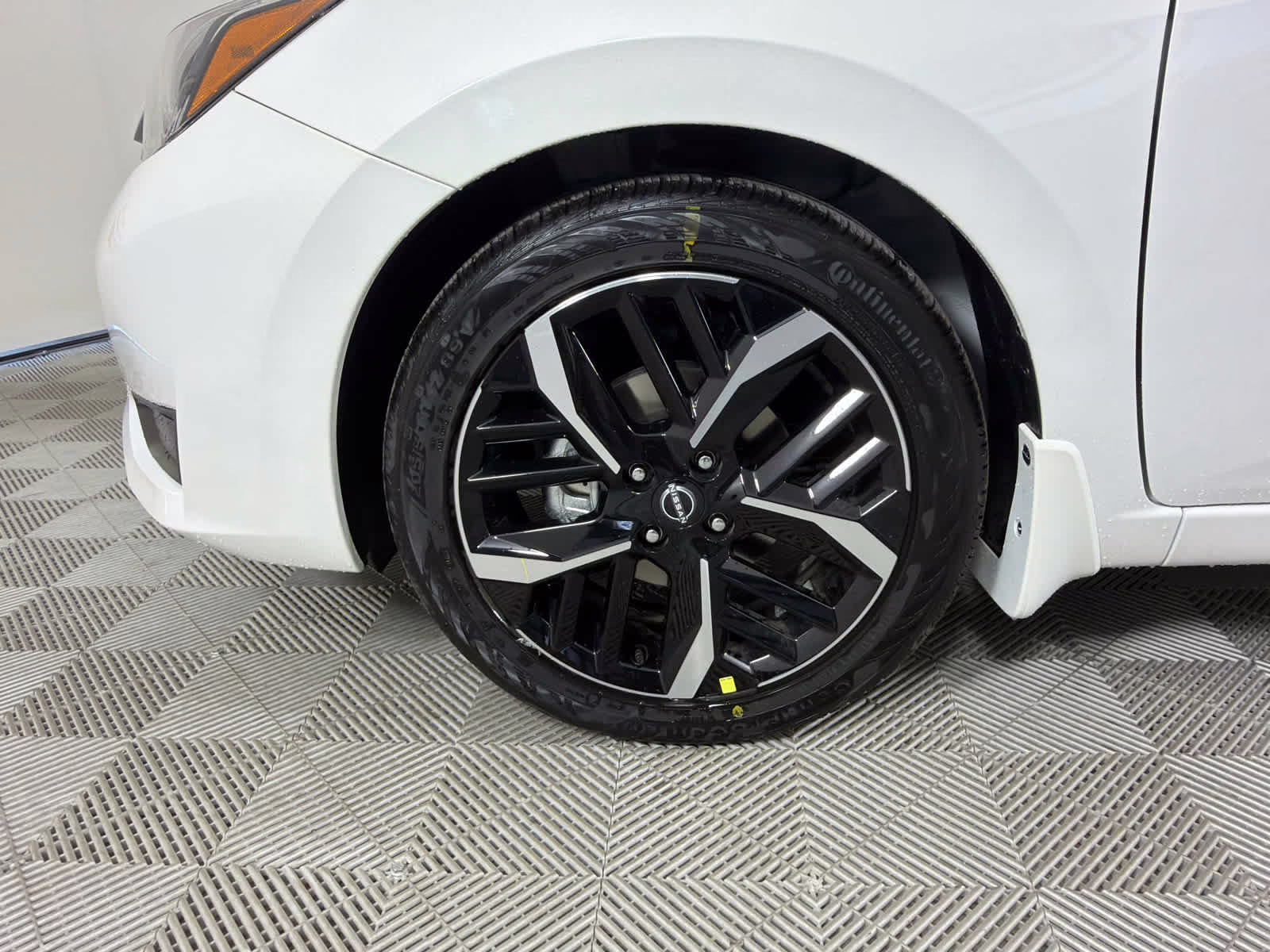 2025 Aspen White Tricoat Nissan Versa SR FWD Sedan