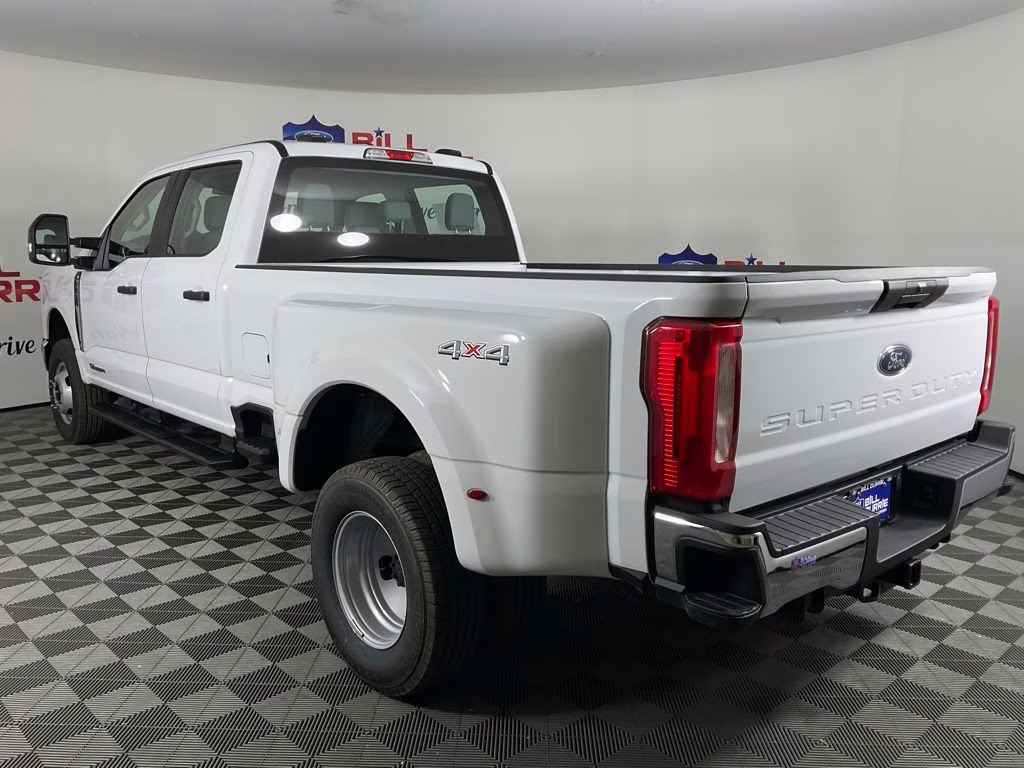 2026 Oxford White Ford Super Duty F-350 DRW XL 4X4 Truck