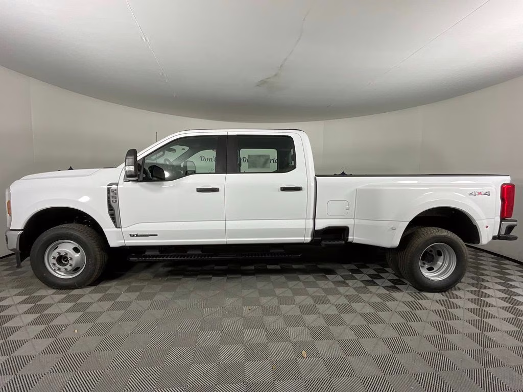 2026 Oxford White Ford Super Duty F-350 DRW XL 4X4 Truck
