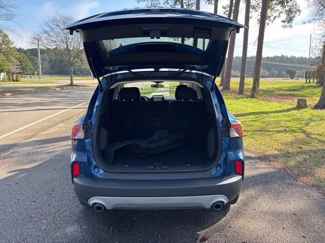 2022 Blue Metallic Ford Escape SE FWD SUV