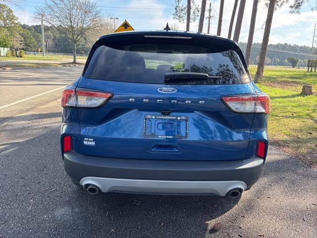 2022 Blue Metallic Ford Escape SE FWD SUV