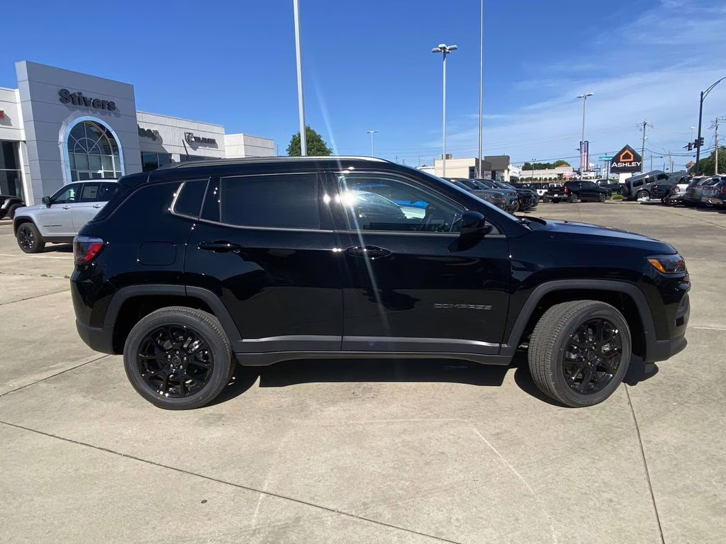 2026 Diamond Black Crystal Pearlcoat Jeep Compass Latitude Altitude 4X4 SUV