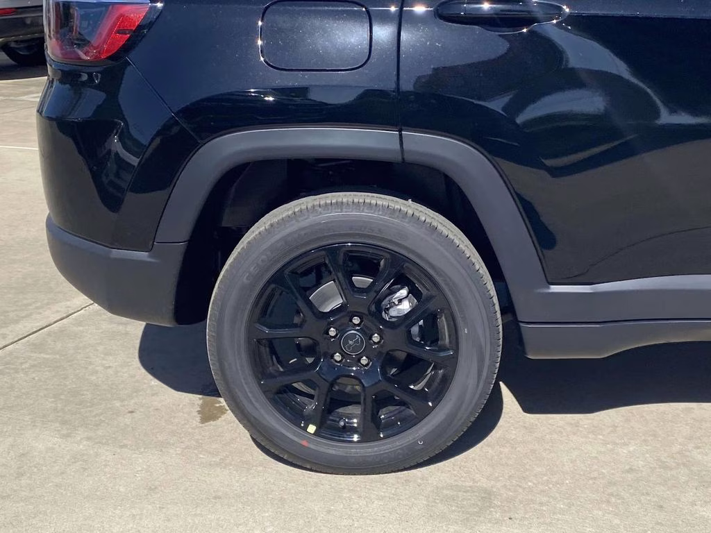 2026 Diamond Black Crystal Pearlcoat Jeep Compass Latitude Altitude 4X4 SUV