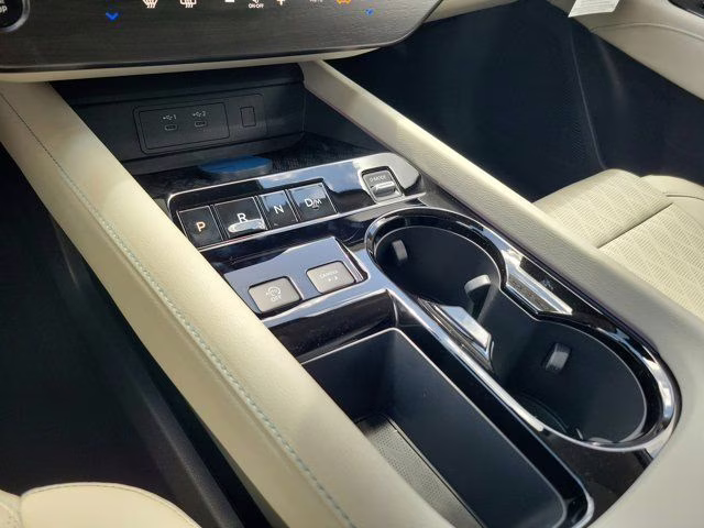 2026 Everest White Pearl/Black Nissan Murano Platinum AWD SUV