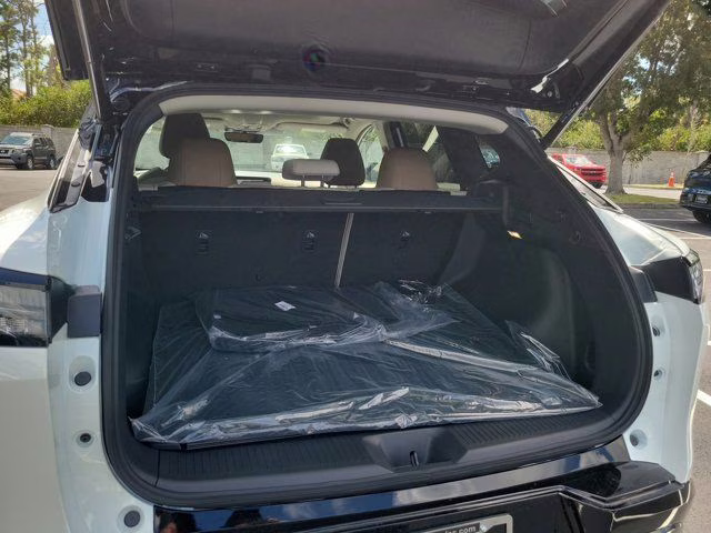 2026 Everest White Pearl/Black Nissan Murano Platinum AWD SUV