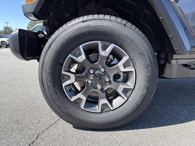 2026 Granite Crystal Metallic Clearcoat Jeep Gladiator Sahara 4X4 Truck