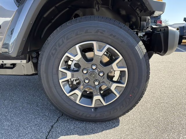 2026 Granite Crystal Metallic Clearcoat Jeep Gladiator Sahara 4X4 Truck