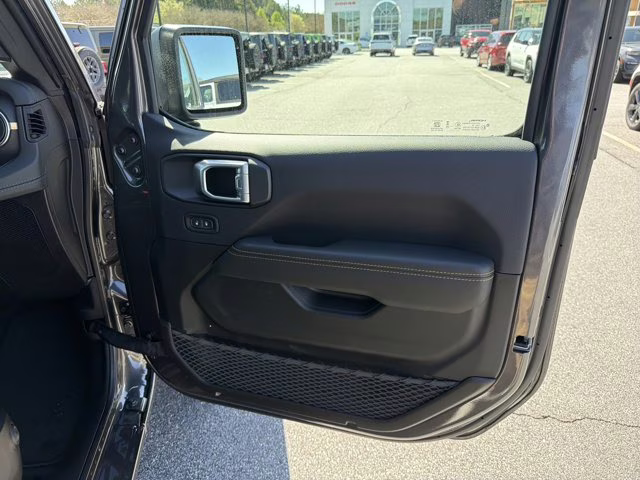 2026 Granite Crystal Metallic Clearcoat Jeep Gladiator Sahara 4X4 Truck