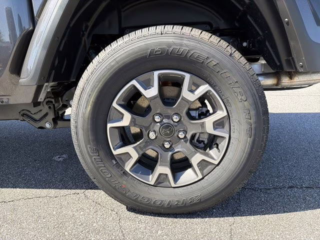 2026 Granite Crystal Metallic Clearcoat Jeep Gladiator Sahara 4X4 Truck