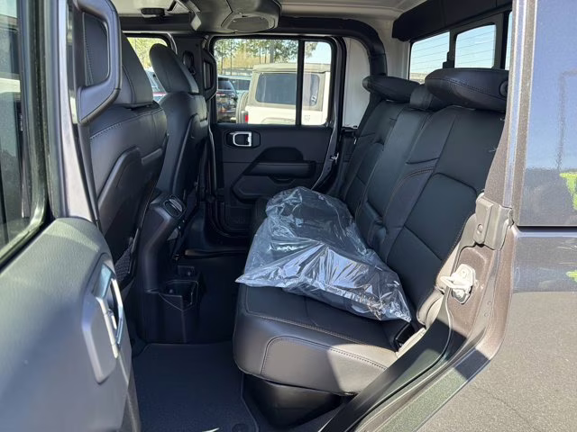 2026 Granite Crystal Metallic Clearcoat Jeep Gladiator Sahara 4X4 Truck