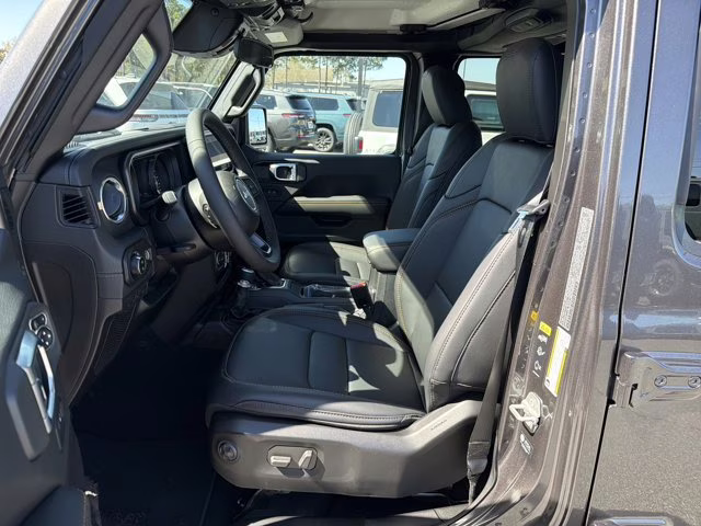 2026 Granite Crystal Metallic Clearcoat Jeep Gladiator Sahara 4X4 Truck