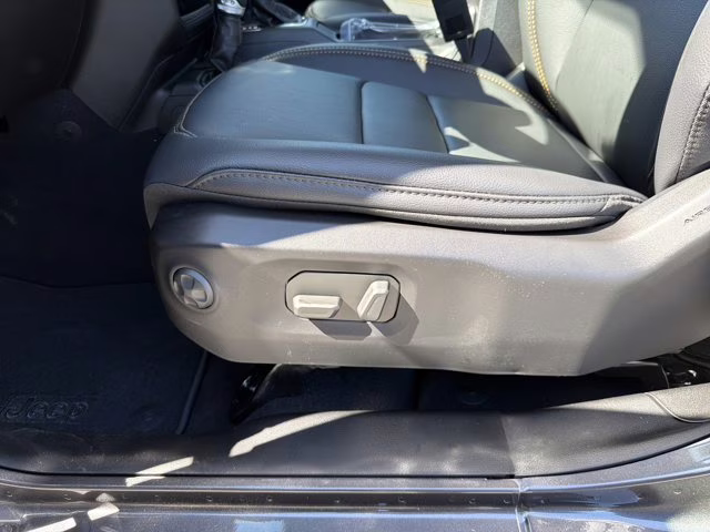 2026 Granite Crystal Metallic Clearcoat Jeep Gladiator Sahara 4X4 Truck