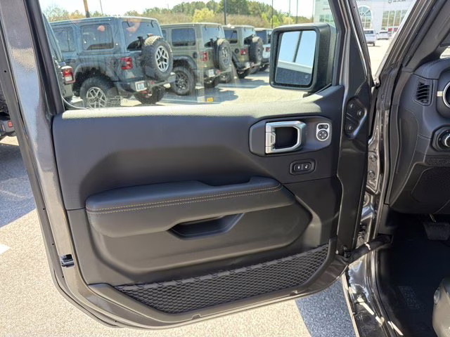 2026 Granite Crystal Metallic Clearcoat Jeep Gladiator Sahara 4X4 Truck