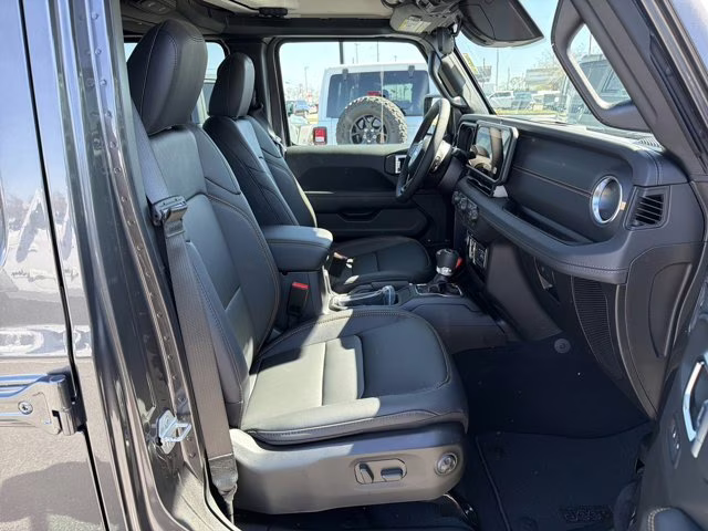 2026 Granite Crystal Metallic Clearcoat Jeep Gladiator Sahara 4X4 Truck