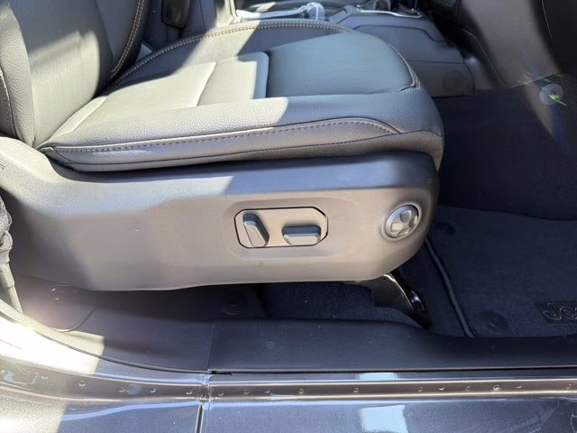 2026 Granite Crystal Metallic Clearcoat Jeep Gladiator Sahara 4X4 Truck