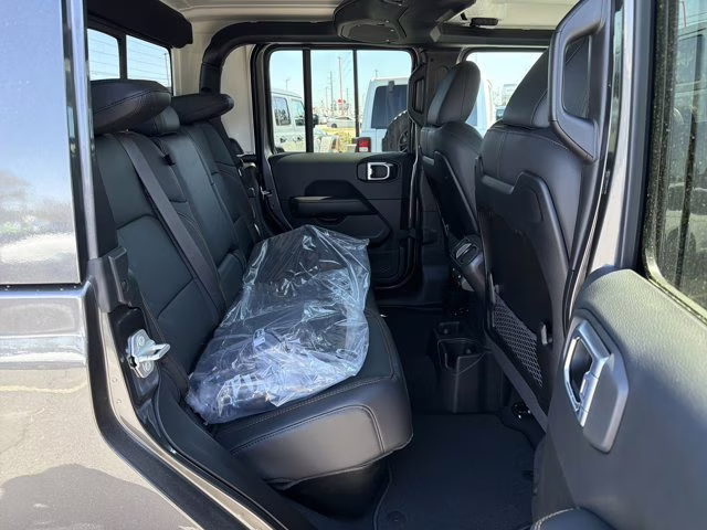 2026 Granite Crystal Metallic Clearcoat Jeep Gladiator Sahara 4X4 Truck