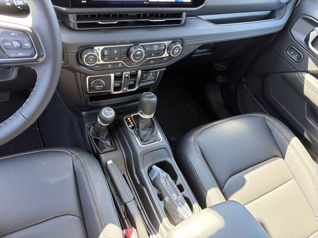 2026 Granite Crystal Metallic Clearcoat Jeep Gladiator Sahara 4X4 Truck