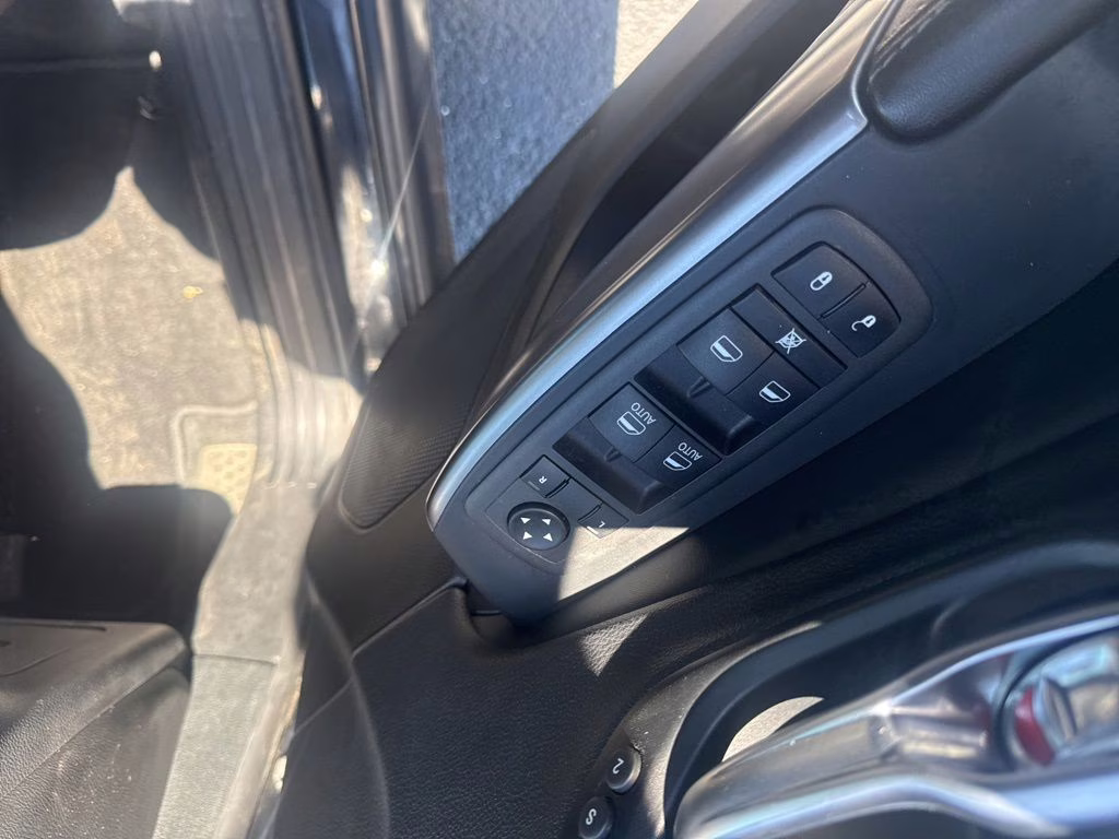2022 Diamond Black Crystal Pearlcoat Jeep Cherokee Limited 4X4 SUV