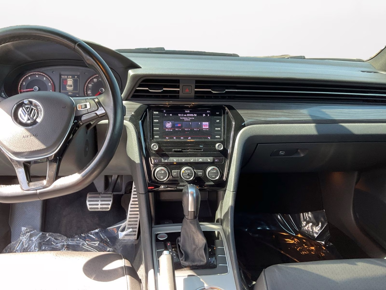 2022 Platinum Gray Metallic Volkswagen Passat 2.0T R-Line FWD Sedan