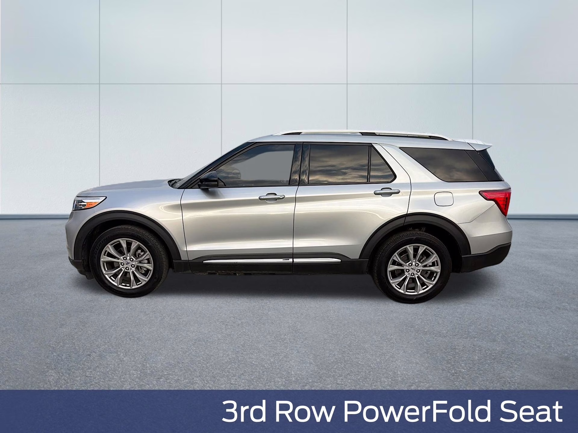 2023 Iconic Silver Metallic Ford Explorer Limited 4X4 SUV