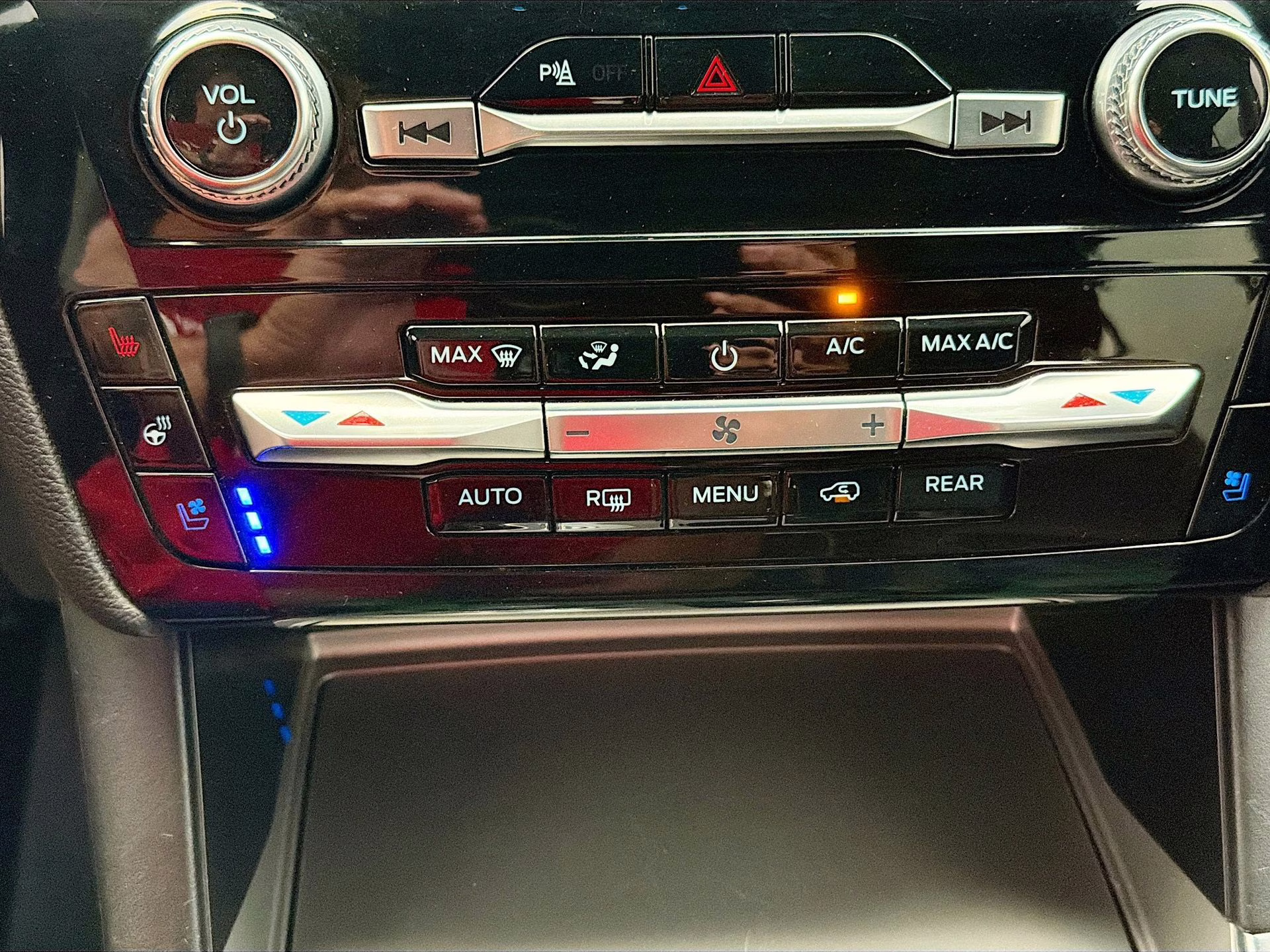 2023 Iconic Silver Metallic Ford Explorer Limited 4X4 SUV