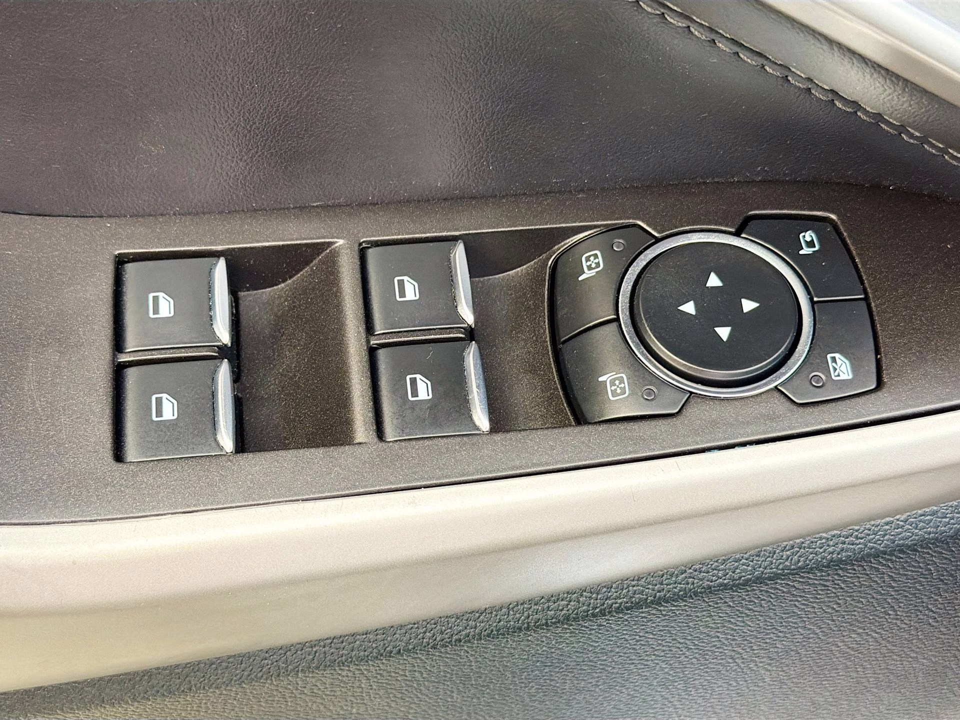 2023 Iconic Silver Metallic Ford Explorer Limited 4X4 SUV