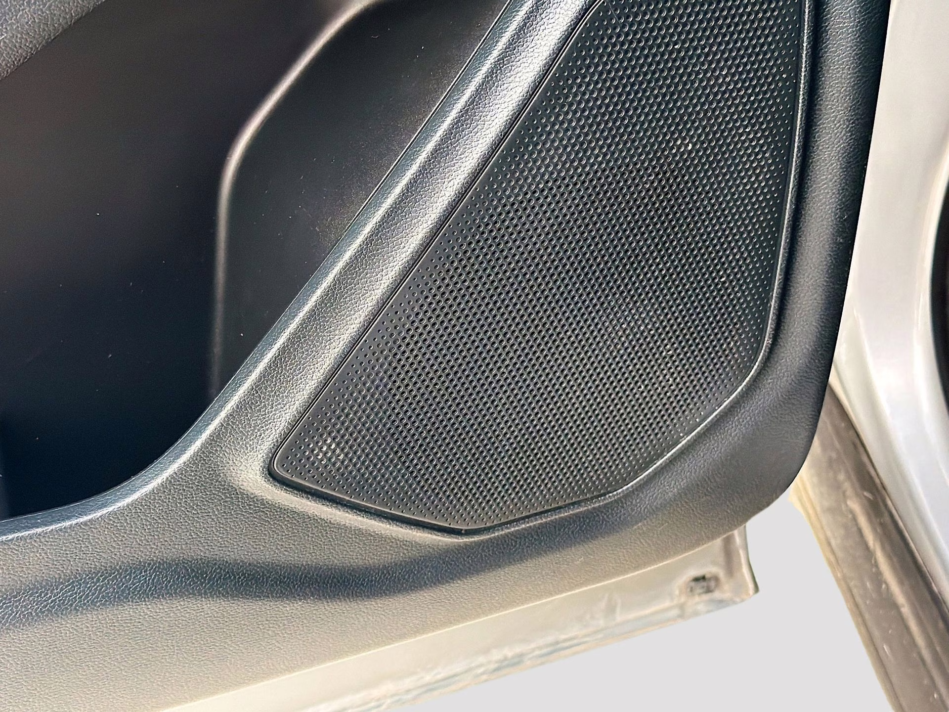 2023 Iconic Silver Metallic Ford Explorer Limited 4X4 SUV