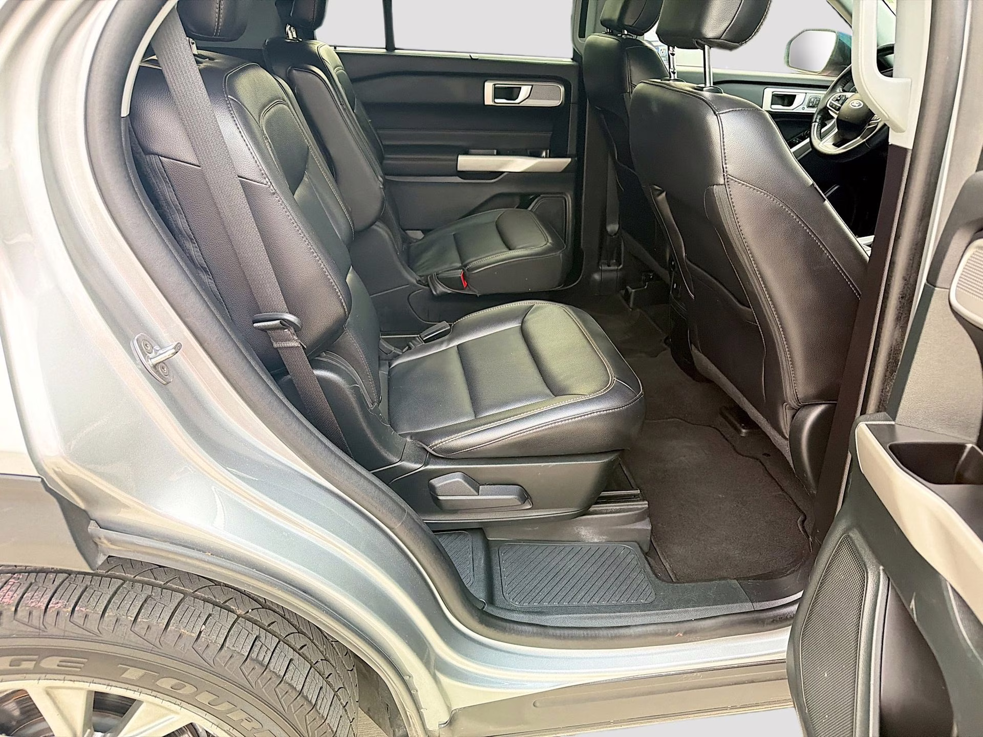 2023 Iconic Silver Metallic Ford Explorer Limited 4X4 SUV