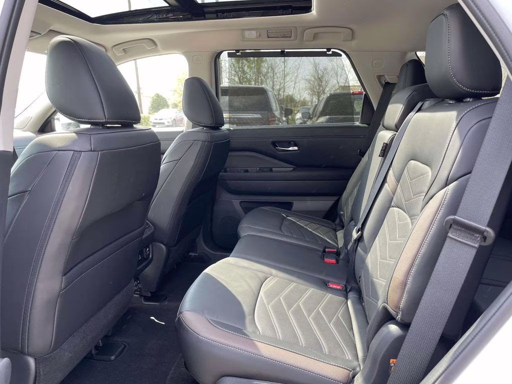 2025 Everest White Pearl Tricoat Nissan Pathfinder Platinum FWD SUV