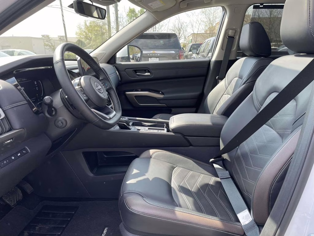 2025 Everest White Pearl Tricoat Nissan Pathfinder Platinum FWD SUV