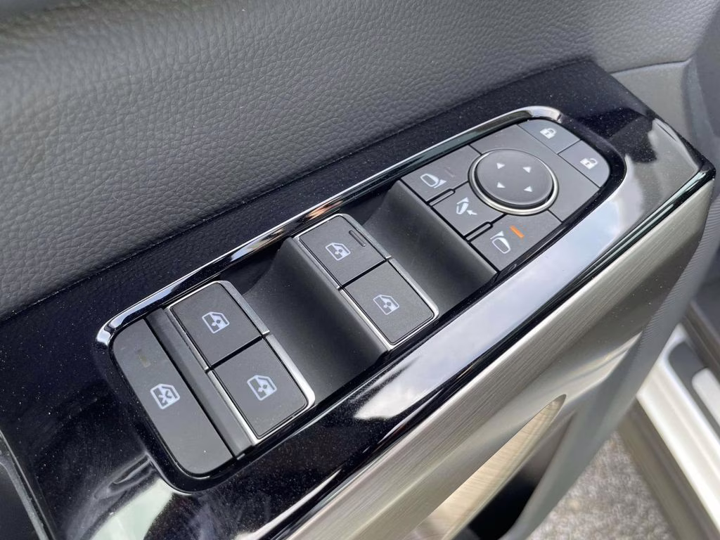 2025 Everest White Pearl Tricoat Nissan Pathfinder Platinum FWD SUV