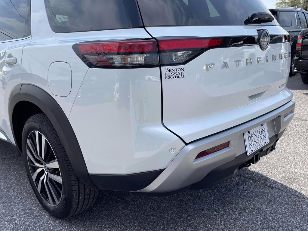 2025 Everest White Pearl Tricoat Nissan Pathfinder Platinum FWD SUV