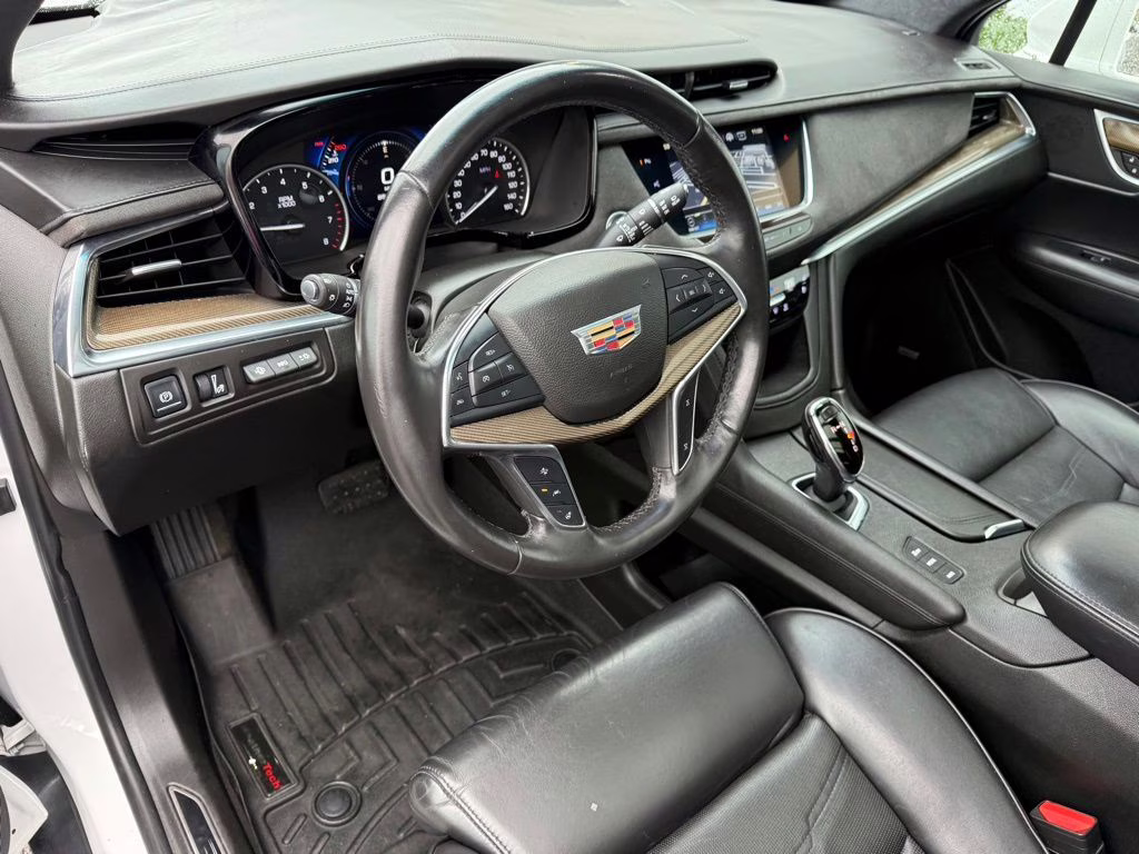 2017 Crystal White Tricoat Cadillac XT5 Platinum AWD SUV