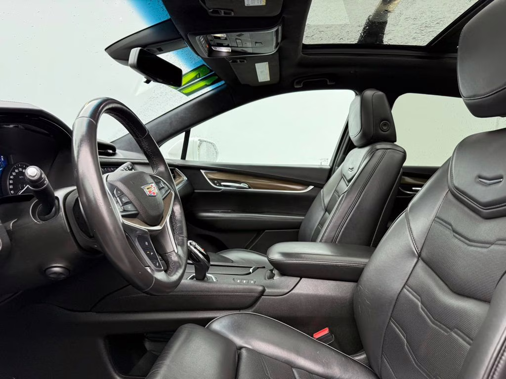 2017 Crystal White Tricoat Cadillac XT5 Platinum AWD SUV