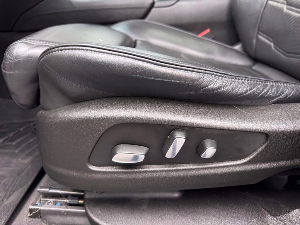 2017 Crystal White Tricoat Cadillac XT5 Platinum AWD SUV