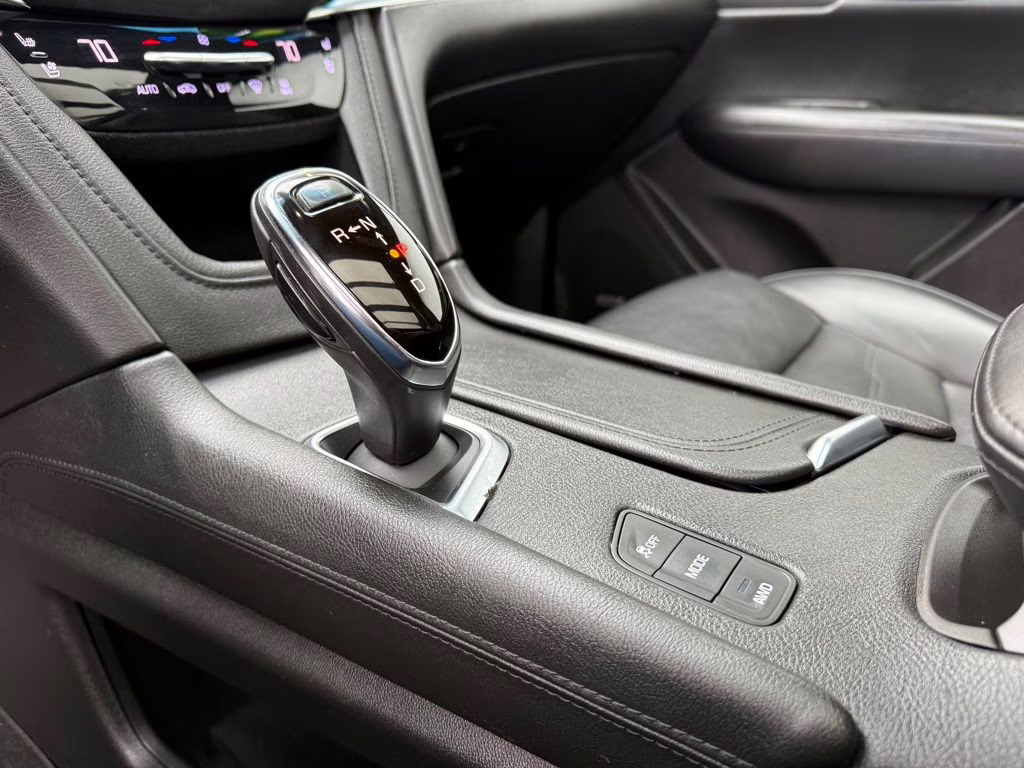 2017 Crystal White Tricoat Cadillac XT5 Platinum AWD SUV