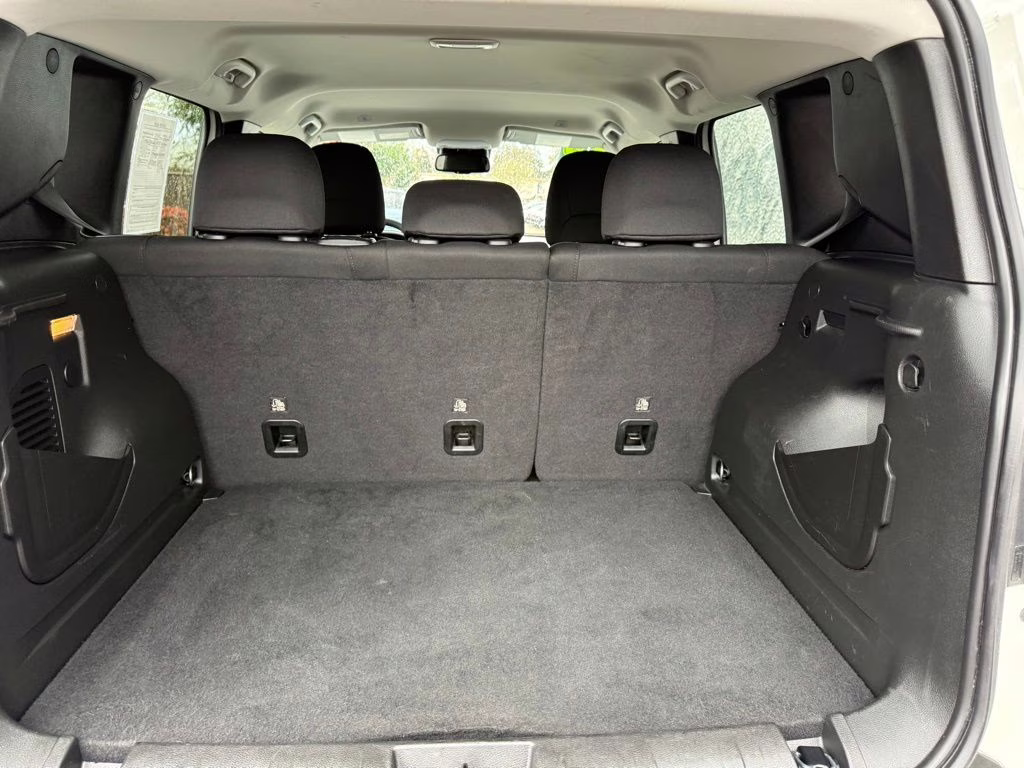 2023 Alpine White Clearcoat Jeep Renegade Trailhawk 4X4 SUV