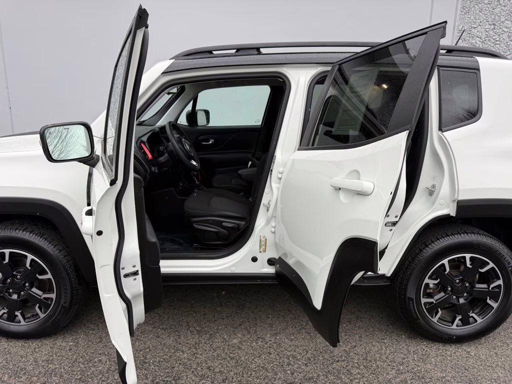 2023 Alpine White Clearcoat Jeep Renegade Trailhawk 4X4 SUV
