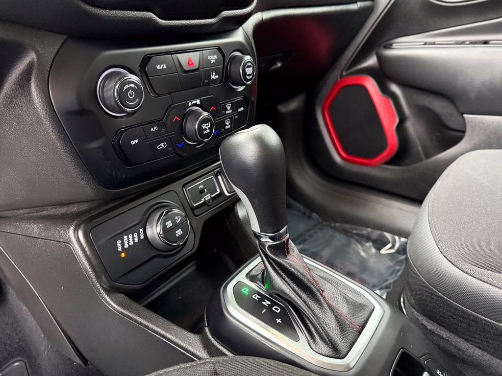 2023 Alpine White Clearcoat Jeep Renegade Trailhawk 4X4 SUV